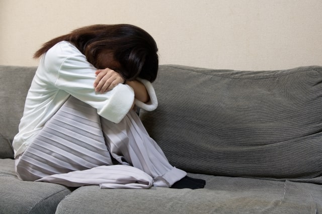 落ち込む女性